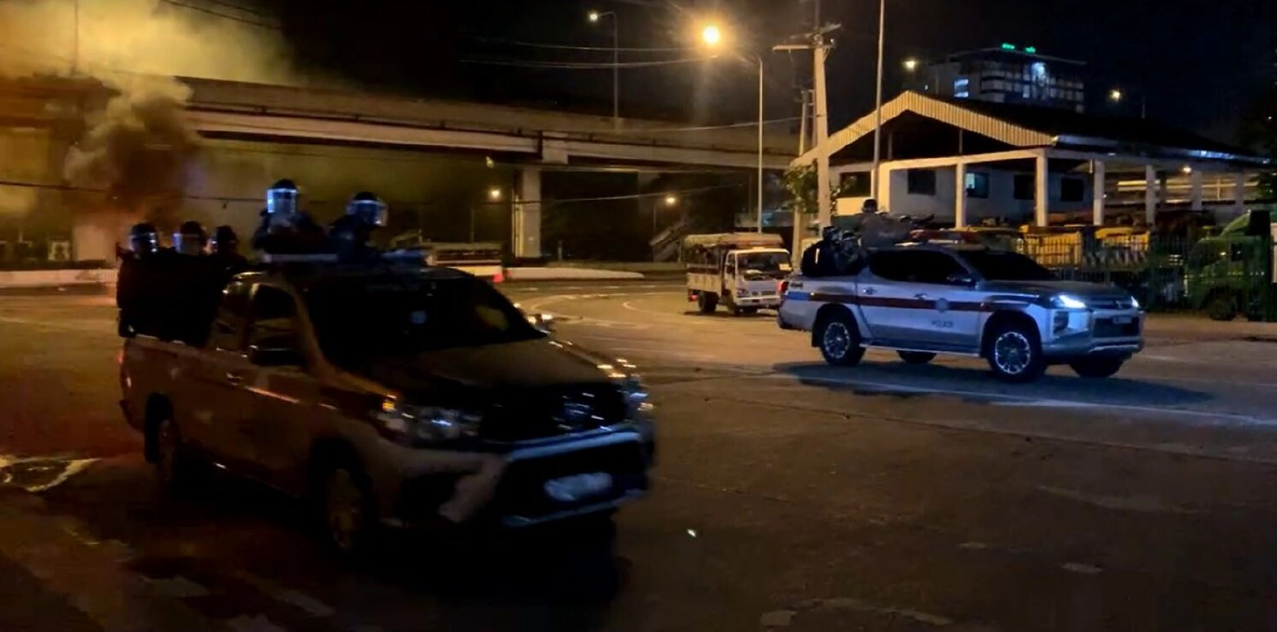 ม็อบทะลุแก๊สป่วนรายวัน รวมตัวจุดประทัด - เผายางรถ ป่วน คฝ. ที่ซอยมิตรไมตรี