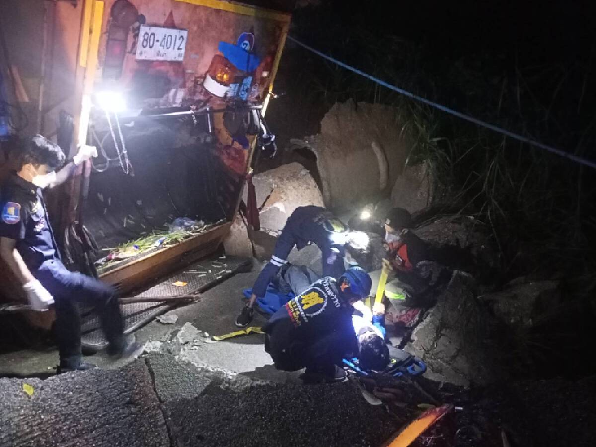 ฝนตกหนักเซาะถนนทรุด ทำรถเก็บขยะตกครึ่งคัน