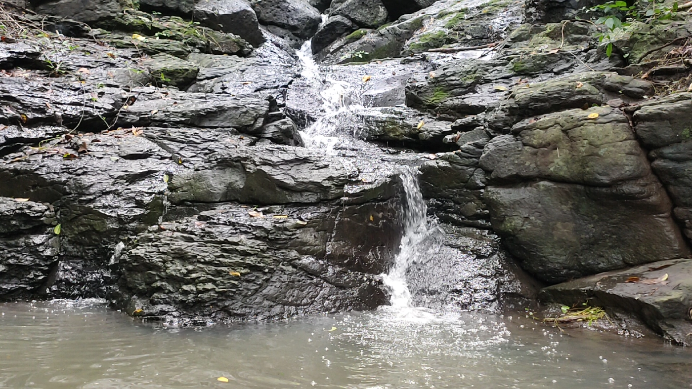 นักท่องเที่ยวขึ้นไปชมน้ำตกพนมรุ้งสายธารจากมหาเทวาลัย