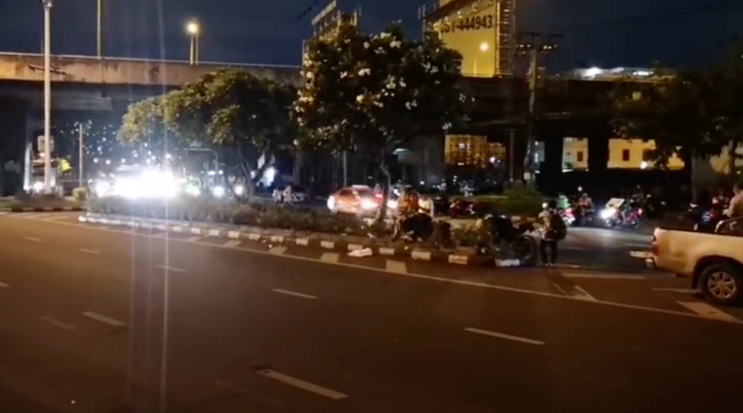 ม็อบทะลุแก๊สป่วนรายวัน รวมตัวจุดประทัด - เผายางรถ ป่วน คฝ. ที่ซอยมิตรไมตรี