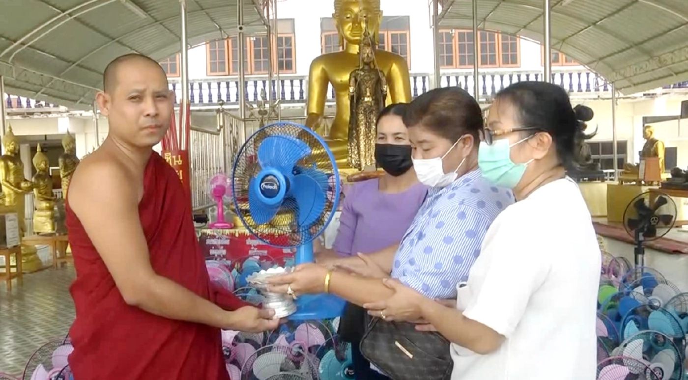 สาวใหญ่ดวงเฮงถูกหวย 5 แสนหอบพัดลม 100 ตัวแก้บนหลวงพ่อสำเร็จทันใจก้าวหน้า