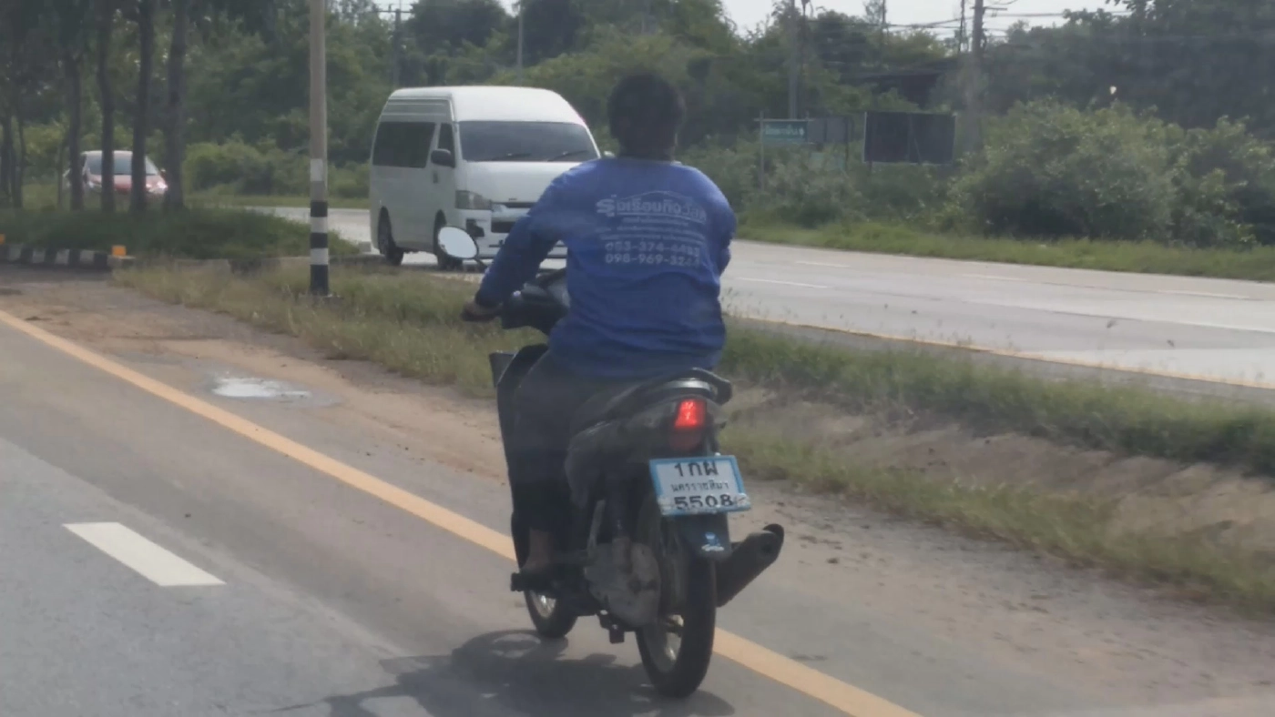 แว้นสายหมอบกลางถนน ถูกปรับ 500 ข้อหาขี่ จยย.ประมาทหวาดเสียว