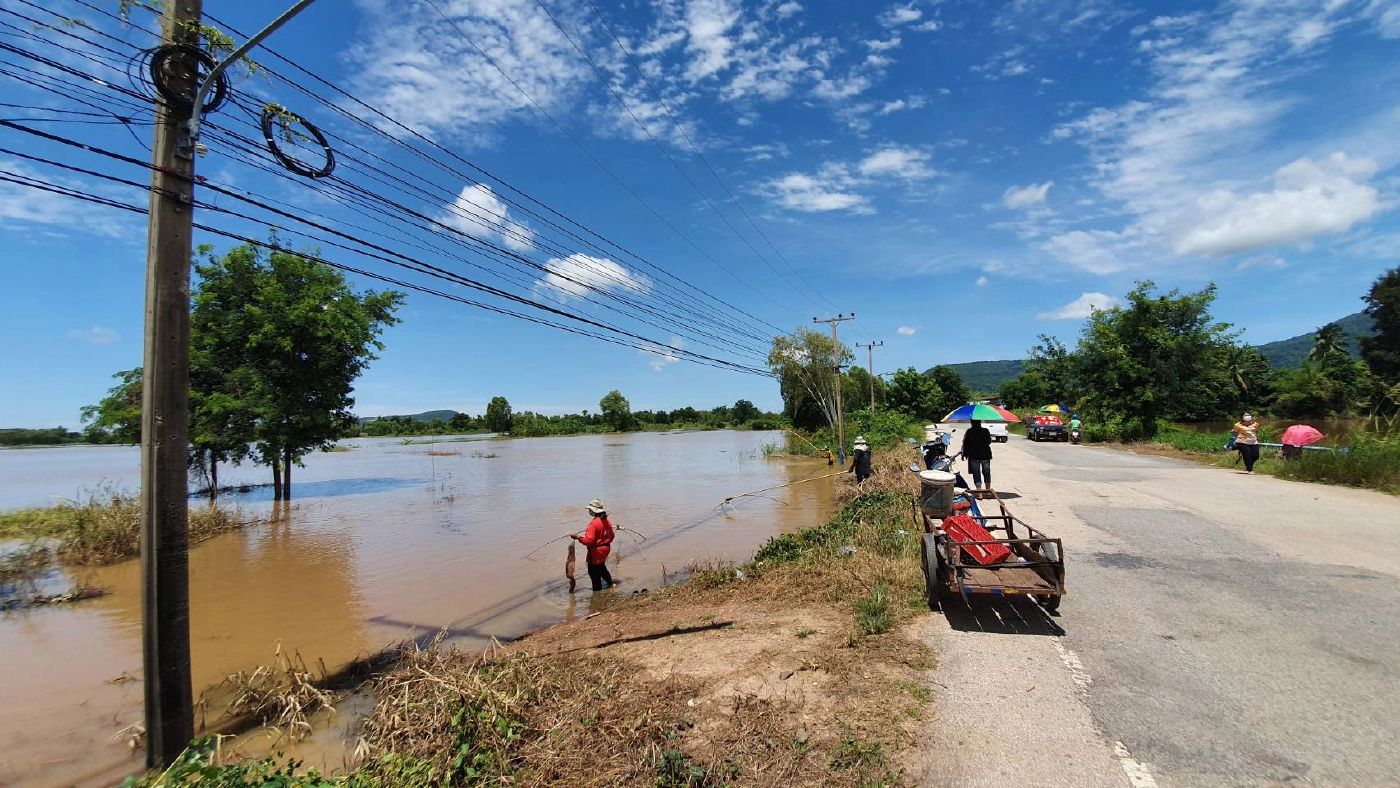 น้ำหลาก“วังทอง”เริ่มลดลง-ไหลเข้าทุ่งบึงพร้าว