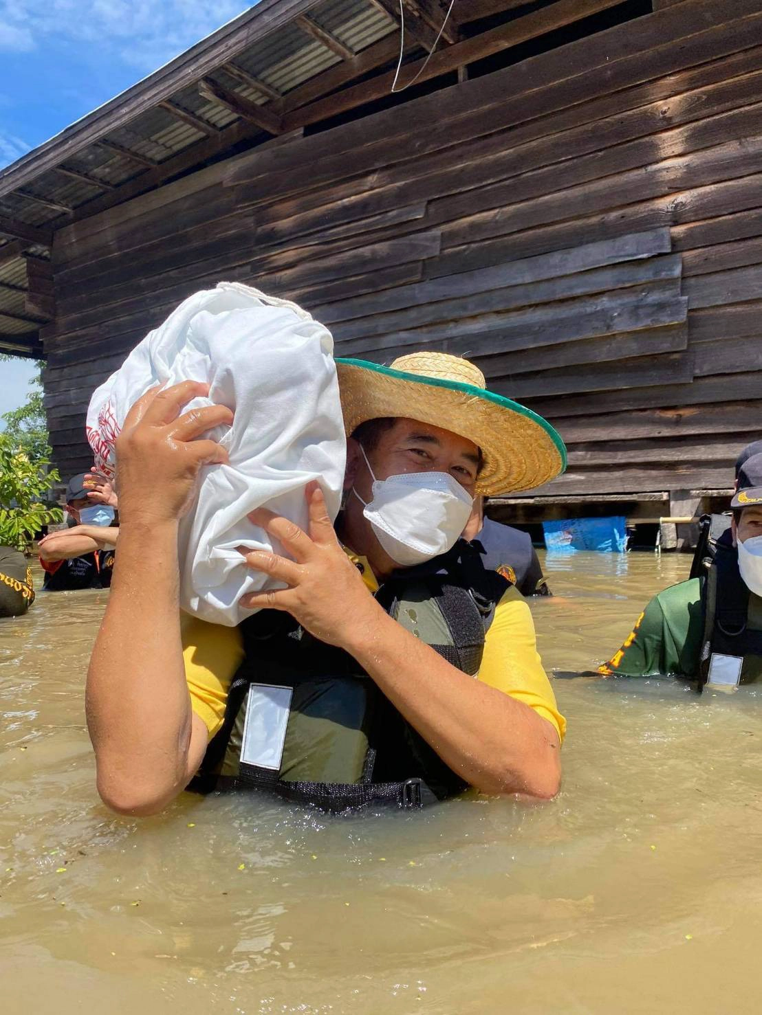 นายก อบจ.สุโขทัย ควง"บิณฑ์ บรรลือฤทธิ์"ช่วยผู้ประสบภัยน้ำท่วม