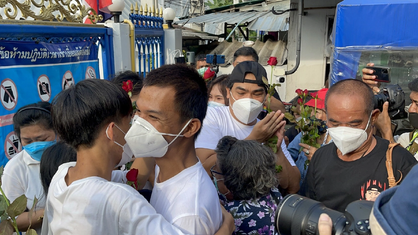 "เพนกวิน พริษฐ์" ยังไม่ออกจากคุก ทนายเตรียมยื่นประกาศตัวต่อพรุ่งนี้