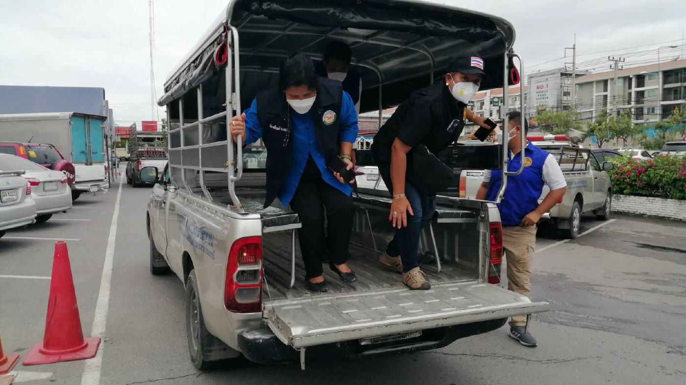 นอภ.ยุคใหม่ ใช้รถสองแถวแทนรถส่วนตัวในช่วงโควิด