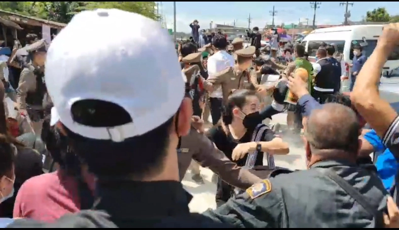 ชุลมุน! ชาวบ้านแห่รุมประชาทัณฑ์ผู้ต้องหาฆ่าปาดคอสาวรง. ต้องยกเลิกการทำแผน