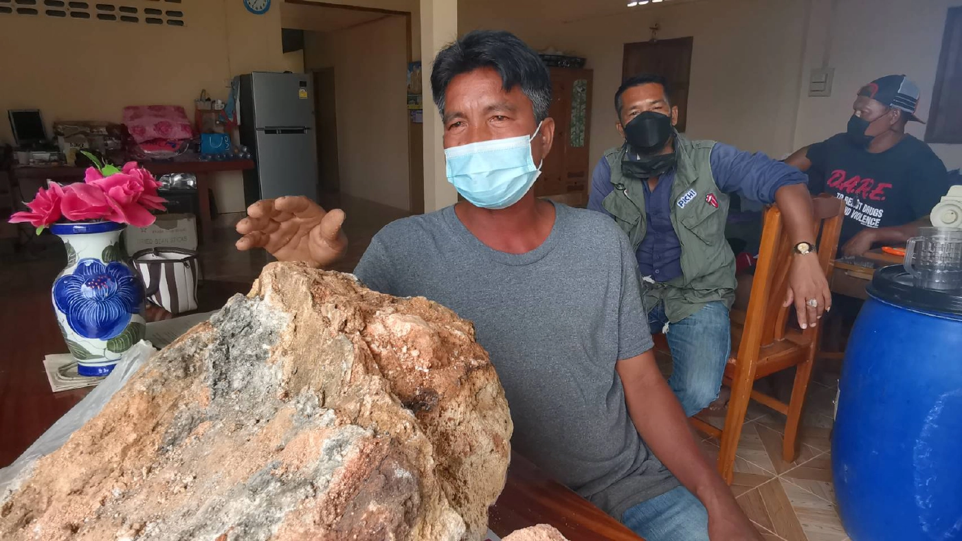 หนุ่มประมงพบ “อ้วกวาฬ” หน้ำหนัก 30 กก. ลอยติดริมหาดพิสูจน์เป็นของแท้