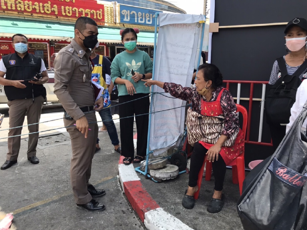 เก๋งพุ่งชนร้านค้าในตลาดพังยับ เจ็บ 1 จนท.คาด เหยียบเบรคผิด