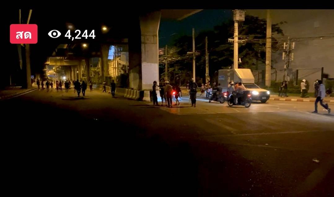 ม็อบดินแดงป่วนไม่เลิก เผายางกลางถนน-ปาประทัดยักษ์สนั่น