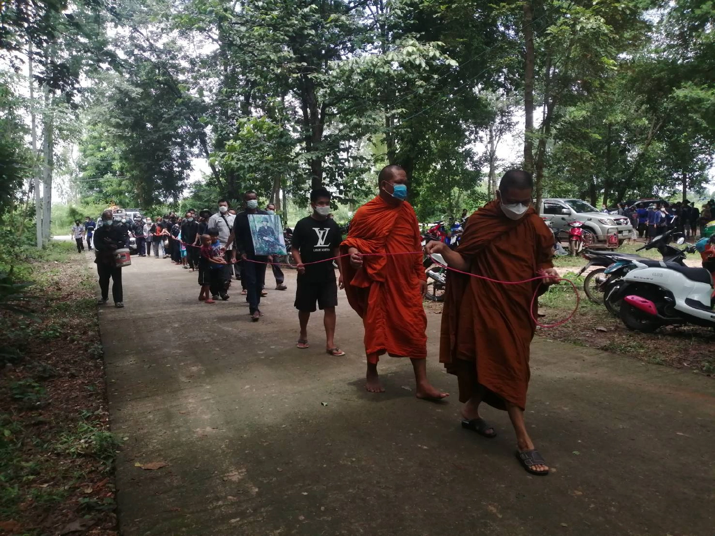 ญาติเศร้า เผาแยก 3 ศพ พ่อแม่ลูกเก๋งหรูชนดับ