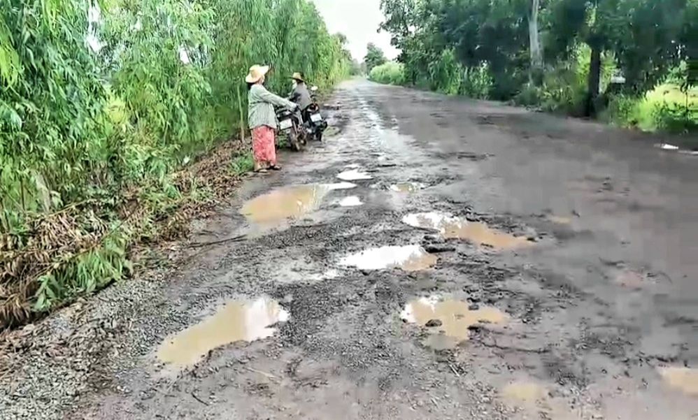 ชาวบ้านโวยถนนพัง ท้องถิ่นโยนความรับผิดชอบไปมา