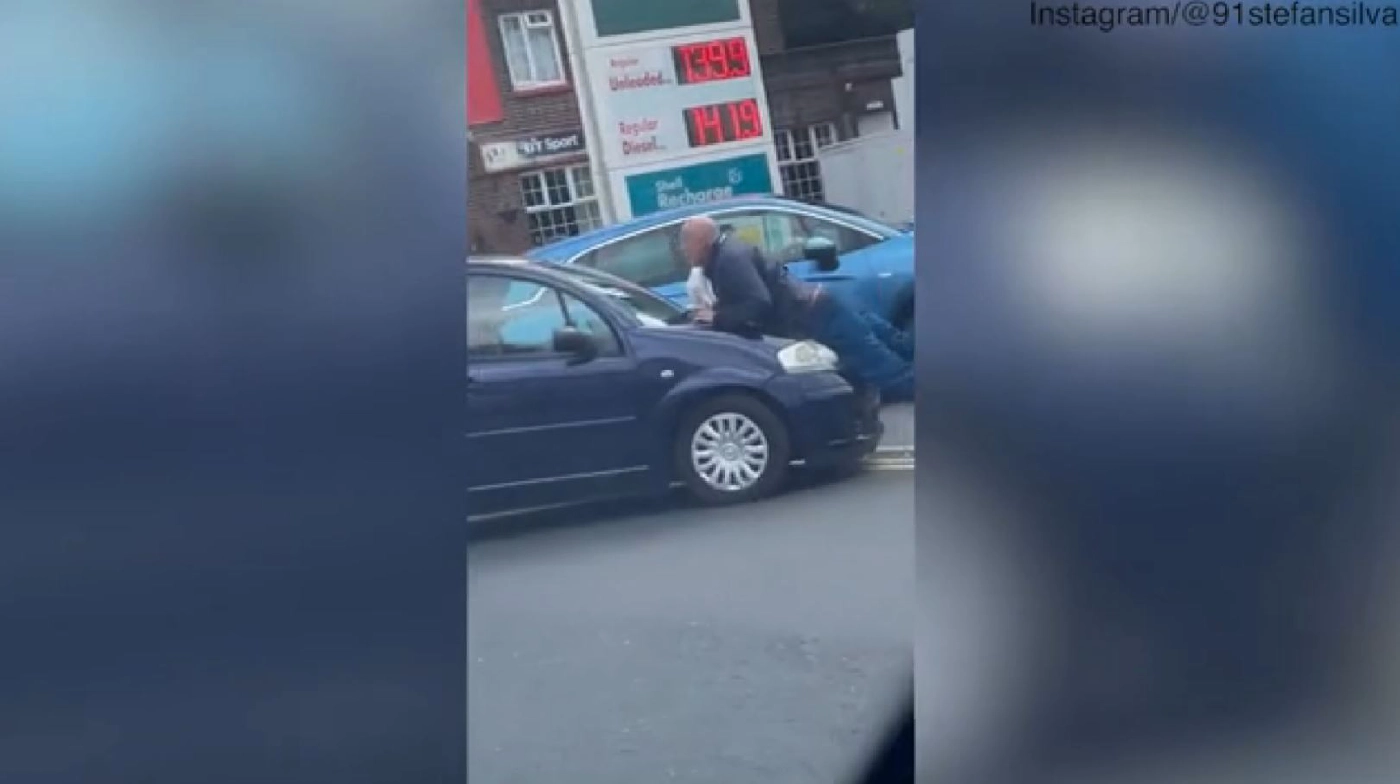 ชาวอังกฤษเสี่ยงใช้แกลลอน-ขวดน้ำ ขนน้ำมัน