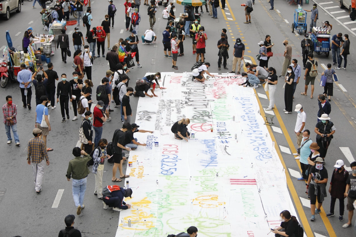 ม็อบแนวร่วมธรรมศาสตร์ฯ รวมตัวแยกราชประสงค์เตรียมปราศรัยเดือดรัฐบาล