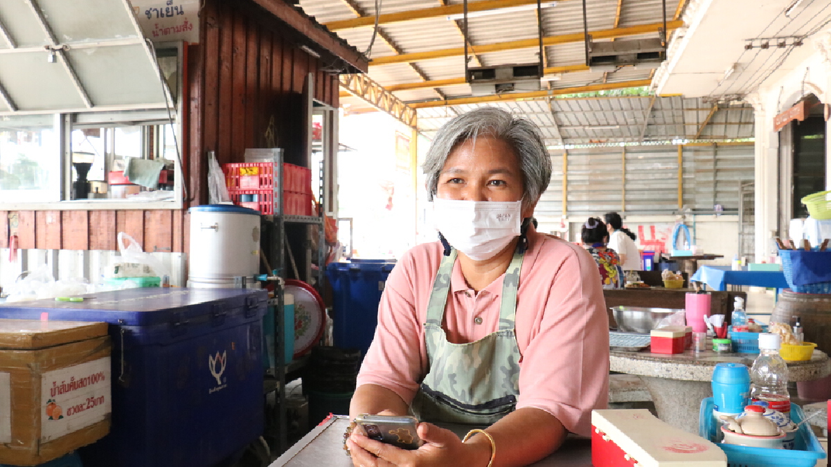ระทึกท่อส่งน้ำดิบแตกข้างถนนมิตรภาพ น้ำพุ่ง4-5เมตร