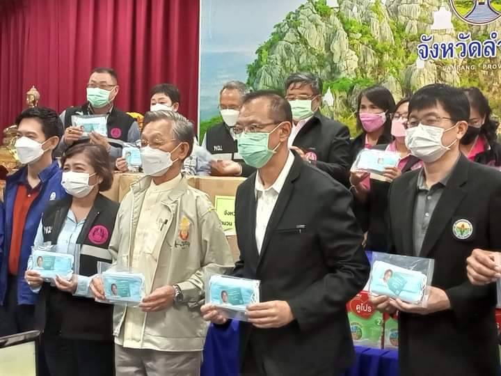 “ชวน หลีกภัย” เดินสายมอบหน้ากากอนามัย-นมผงให้กลุ่มเปราะบาง