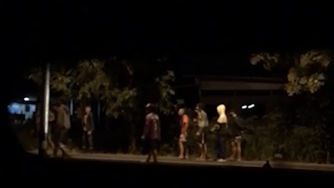 ชาวบ้านสุดทนวัยรุ่นยกพวกตีกันอาวุธครบมือใกล้โรงพยาบาล