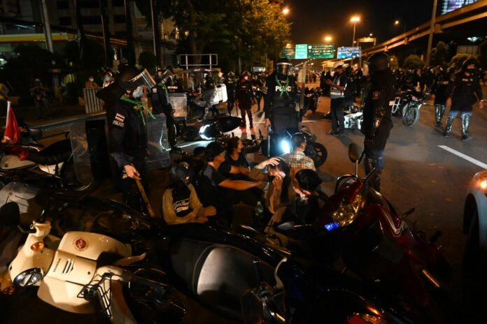 เดือด! ม็อบดินแดงปะทะ จนท. สุดท้ายถูกโต้กลับถูกจับกุมนับสิบ