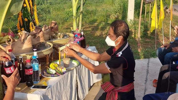เสี่ยงทายคางไก่เซ่นไหว้ผีปู่ตาขอเลขเด็ด