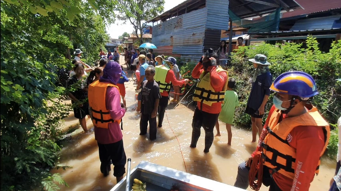 น้ำทะลักโนนสูงชาวบ้านนอนเต็นท์ริมถนน100ครอบครัวถูกน้ำล้อม