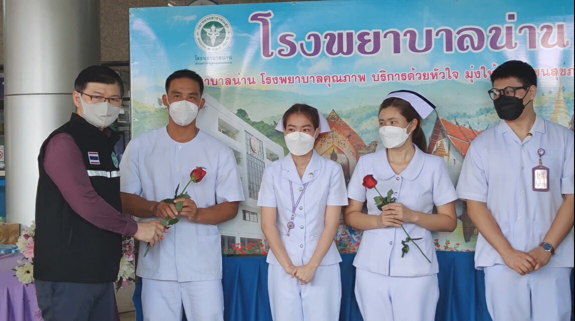 รพ.น่านส่งนักรบชุดขาวไปดูแลผู้ป่วยโควิดสีแดง