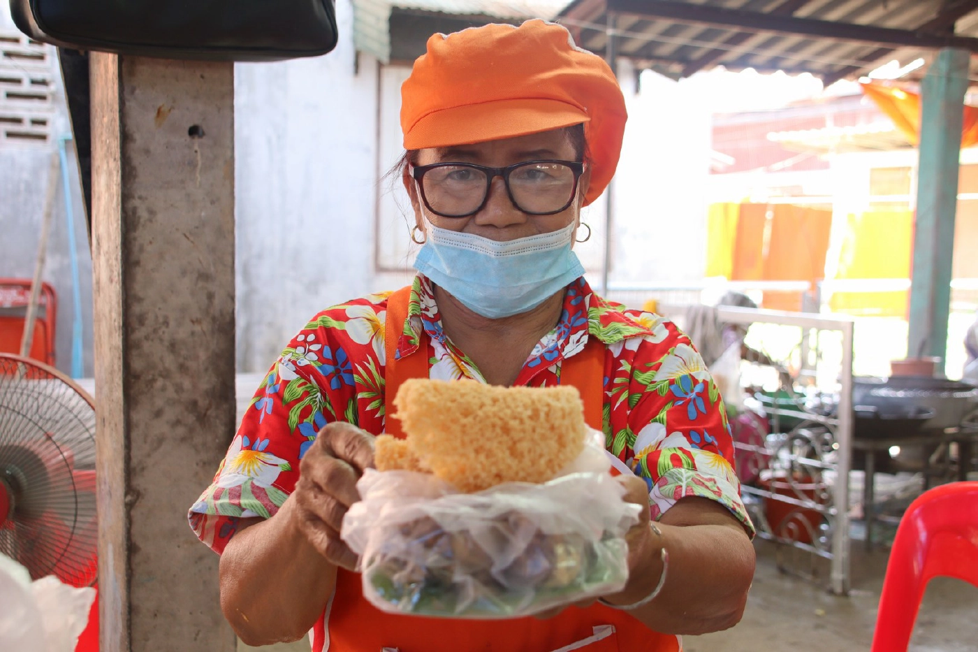 ต่อคิวซื้อ"ข้าวเม่าทอด"งานประเพณีบุญเดือนสิบ ปิดทองหลวงพ่อปั้น