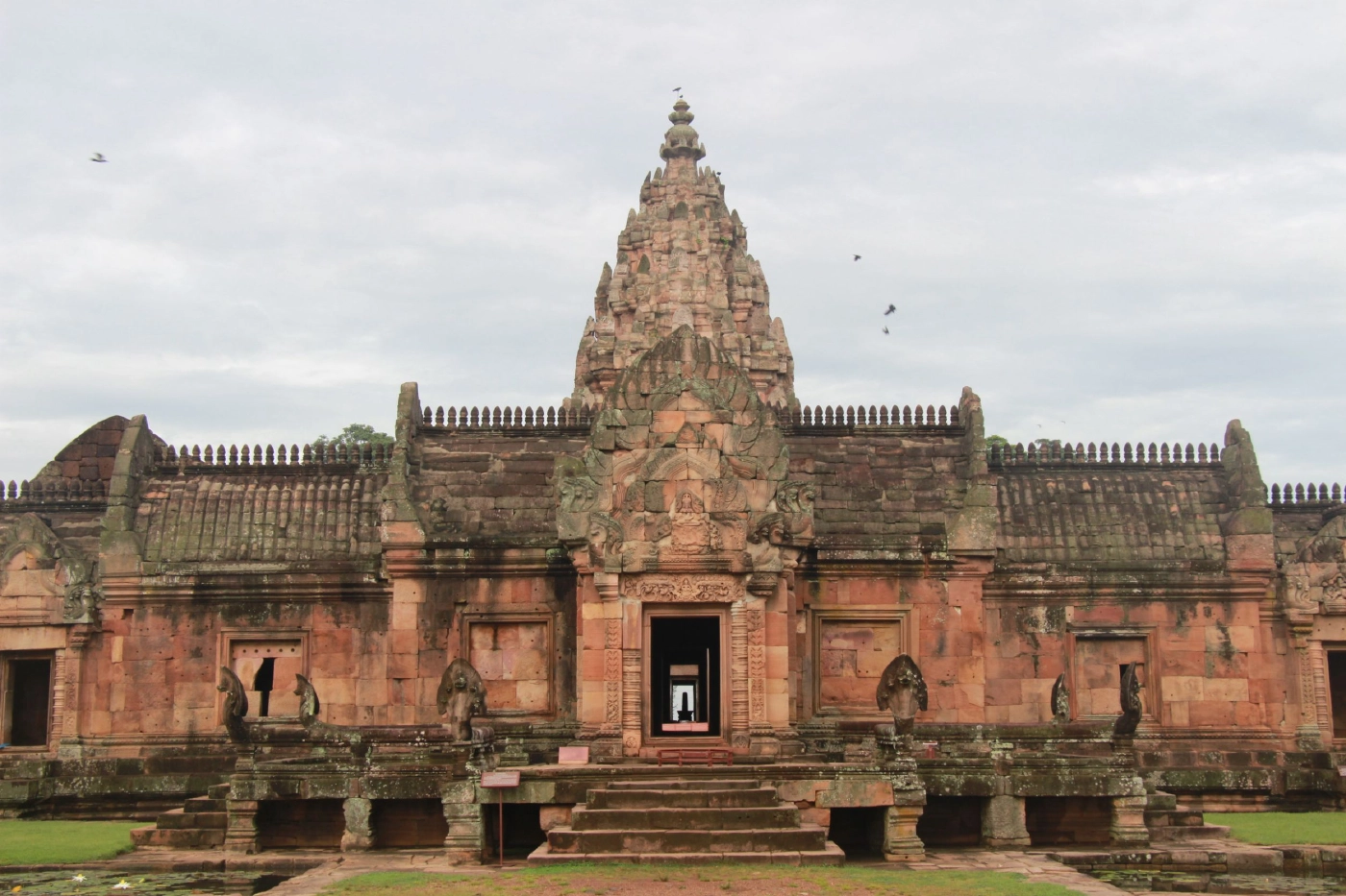 ปธ.กลุ่มสตรี ชื่นชม “ลิซ่า” ไม่ลืมรากเหง้า ทำพนมรุ้งโด่งดังระดับโลก