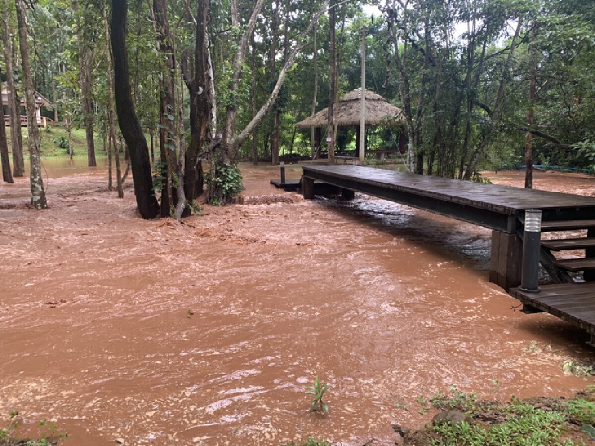 น้ำป่าหลากท่วมอช.น้ำตกพาเจริญ-บ้านเรือนราษฎร