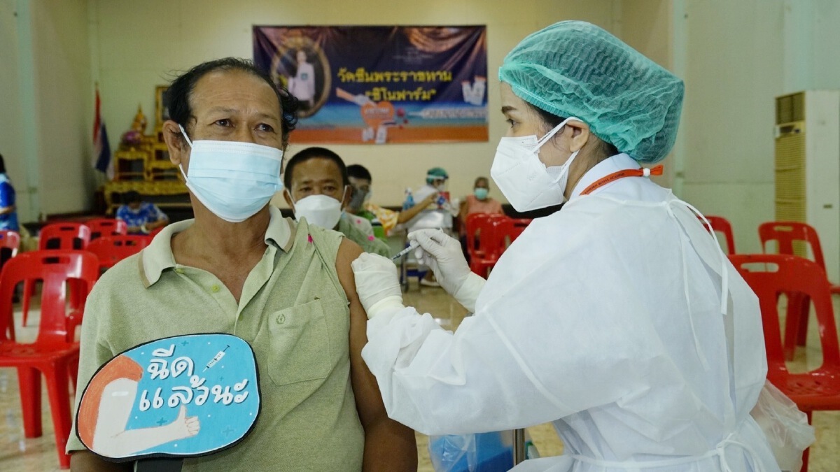 คณะพยาบาลศาสตร์ ราชวิทยาลัยจุฬาภรณ์ ลงพื้นที่ฉีดวัคซีน "ซิโนฟาร์ม"