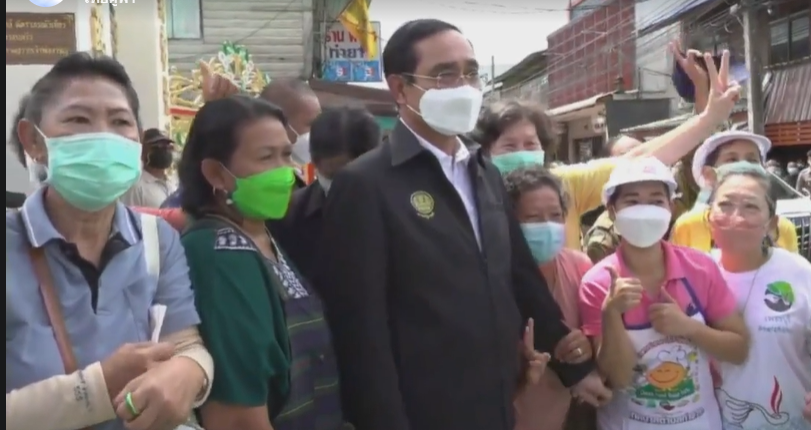 นายกฯ เยี่ยมคนเพชรบุรีอ้อนถาม "รักลุงตู่หรือไม่"