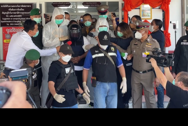 ชุลมุน! ชาวบ้านแห่รุมประชาทัณฑ์ผู้ต้องหาฆ่าปาดคอสาวรง. ต้องยกเลิกการทำแผน