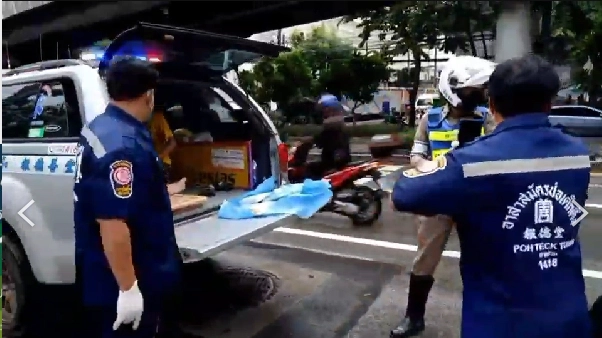 สาวลาว อั้นไม่ไว้ไปไม่ถึงโรงพยาบาลคลอดลูกสาว บนรถกู้ชีพ