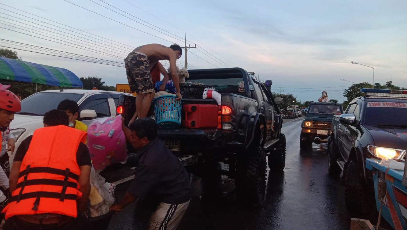 เร่งนำกระสอบทรายกั้นปราสาทหินพิมายอพยพ 80  ครอบครัวหนีน้ำ