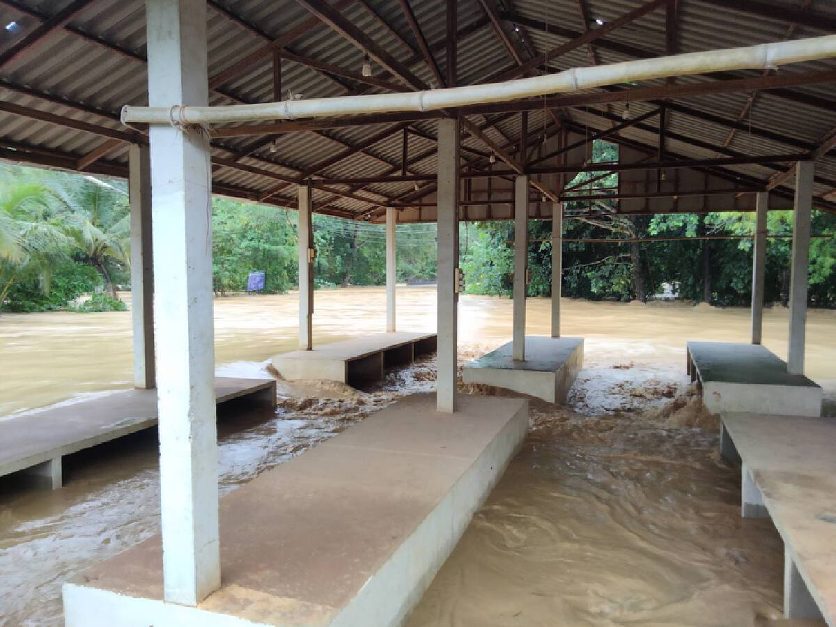 น้ำป่าทะลักจากภูเขาไหลบ่าท่วม วัด โรงเรียน บ้านกว่า 20  หลัง