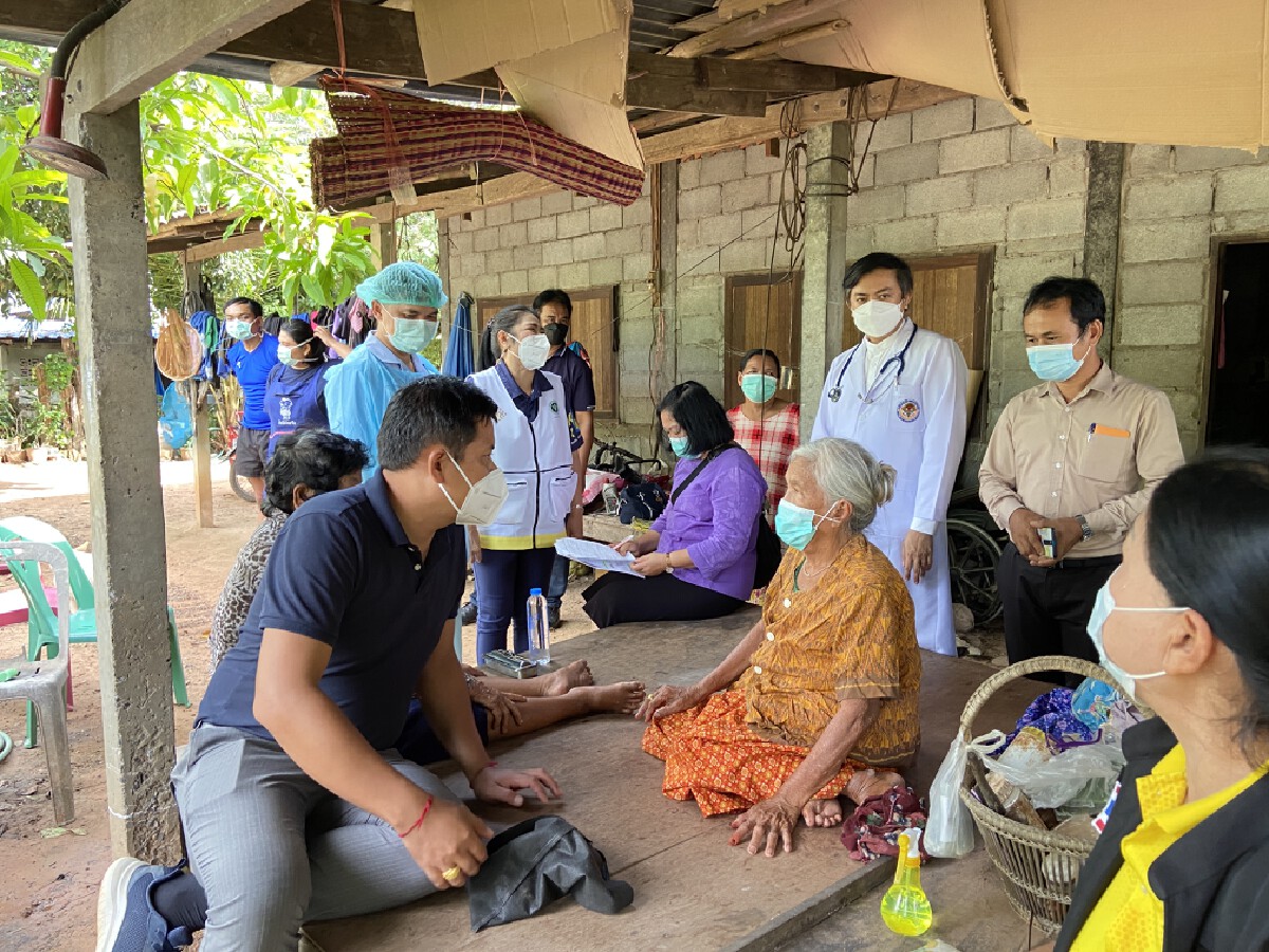 หมอขอนแก่น "ฉีดวัคซีนให้ถึงที่" ผู้สูงอายุเดินทางลำบาก