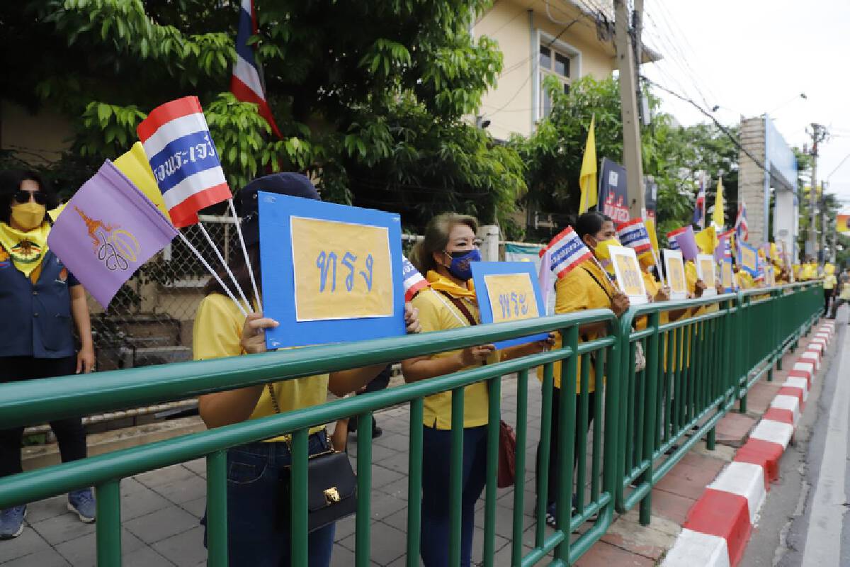 ประชาชนรอเฝ้ารับเสด็จ ในหลวง-ราชินี ทรงวางพวงมาลา วันมหิดล