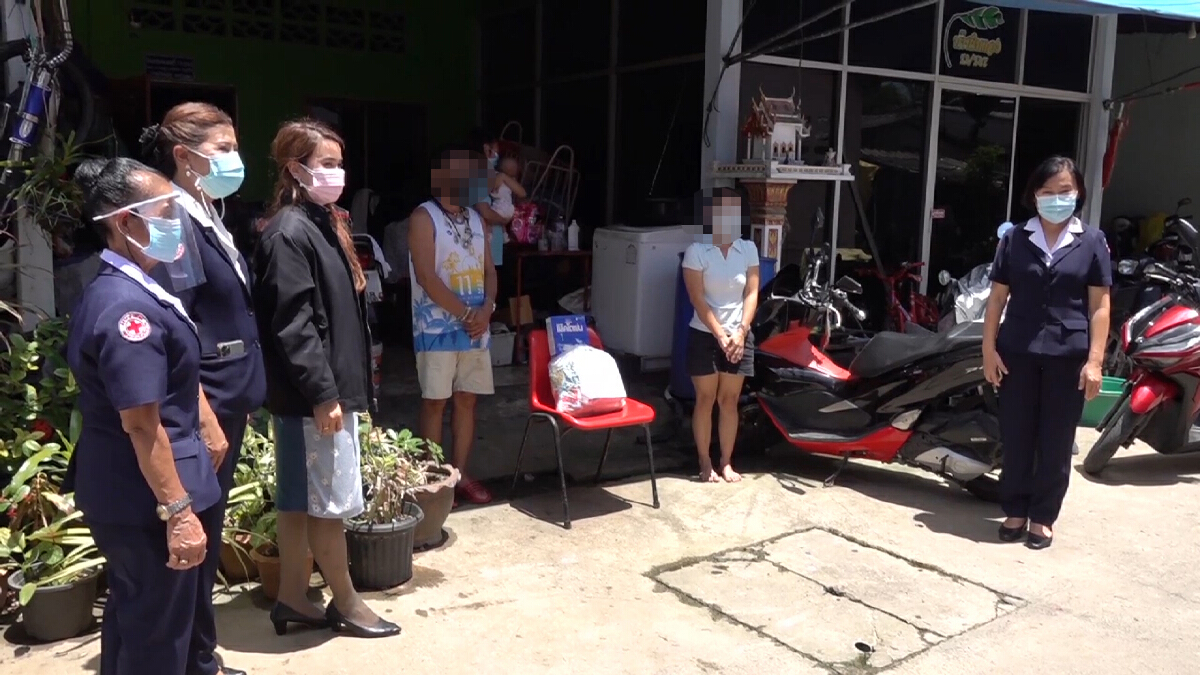 กำลังใจผู้ประสบภัย  กาชาดภูเก็ตรุดเยี่ยมครอบครัวติดโควิดทั้งบ้าน