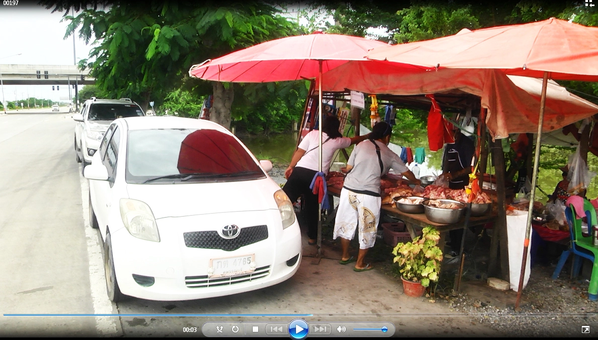 ฮือฮา! พ่อค้าหมูเมืองขุนแผนจัดโปรสู้โควิด-19 แจกทองคืนกำไรลูกค้า