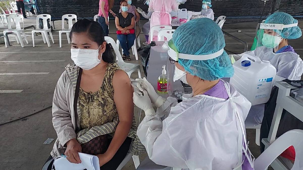 ชาวเมียนมานับพันแห่ฉีดวัคซีนซิโนฟาร์ม