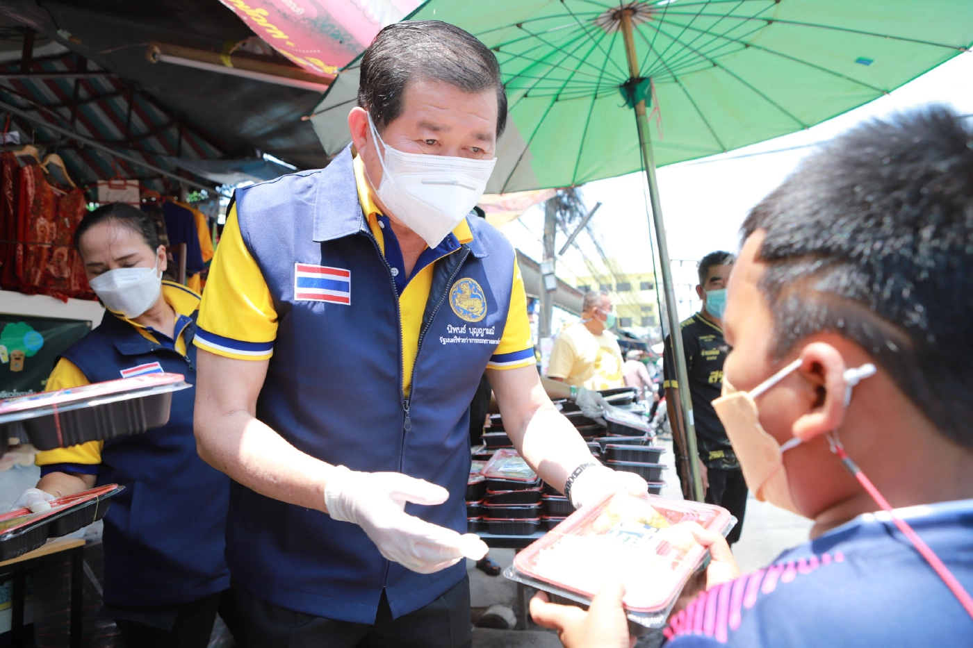 "นิพนธ์"พร้อมครัวสรรเพชญแจกข้าว 1 แสนกล่องช่วยปชช.กระทบโควิดเทศบาลสงขลา