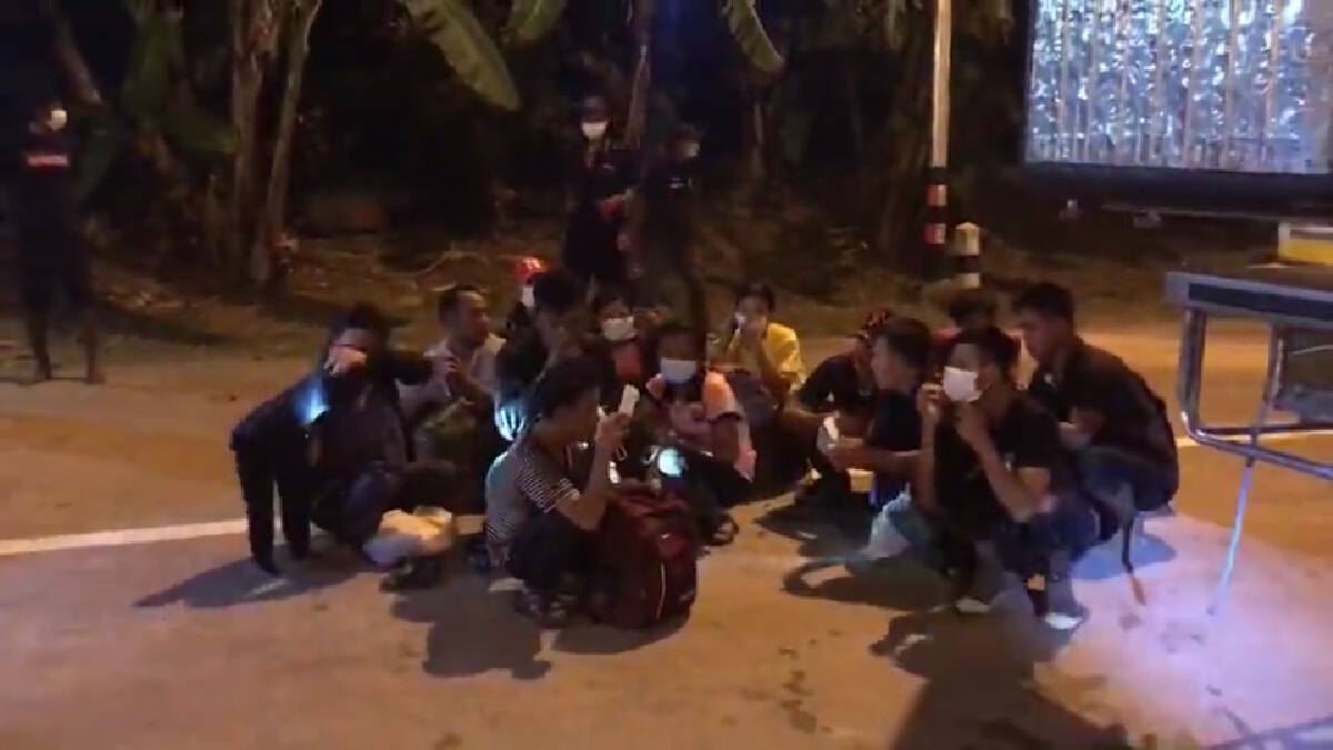 ทหารระนองรวบ 2 คนไทย ลักลอบขนต่างด้าวซุกรถสิบล้อเข้าเมือง