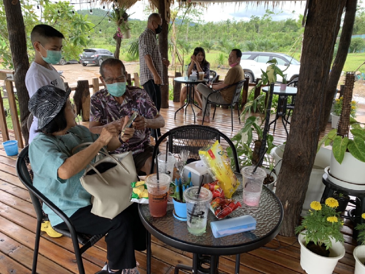 อดีตพ่อค้าผลไม้หันมาขายชากาแฟกลางทุ่ง ผลตอบรับทะลุเป้า