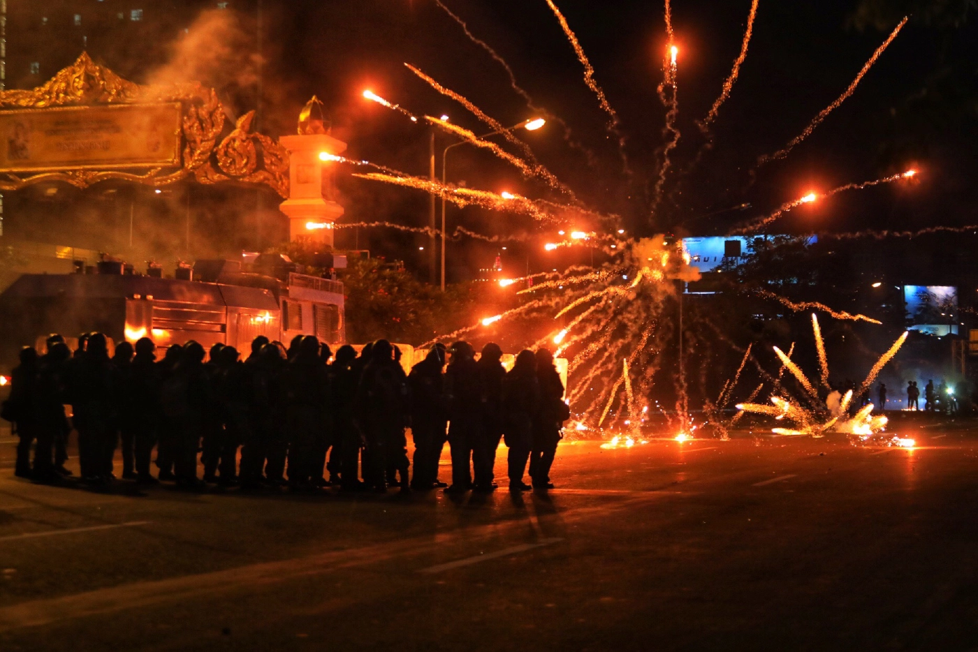 เปิดเส้นทางหลบหนีตำรวจม็อบทะลุแก๊ส 