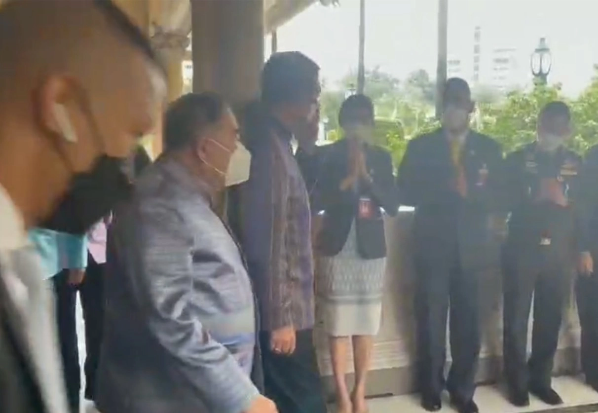 "บิ๊กตู่"เดินขนาบส่ง "บิ๊กป้อม" ขึ้นรถ ย้ำความสัมพันธ์รักกันดี