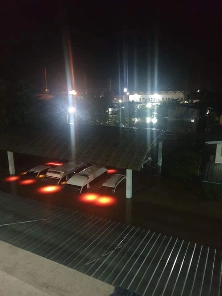 น้ำท่วมโรงพยาบาลบำเหน็จณรงค์ เร่งย้ายผู้ป่วยกลางดึก