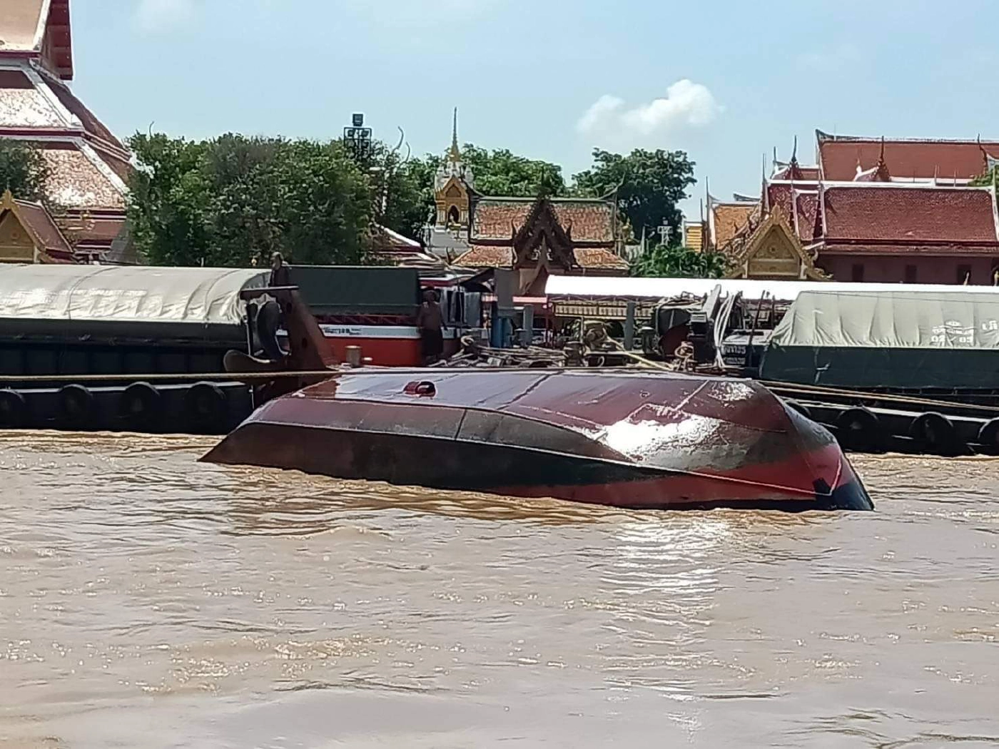 ยังไม่รู้ชะตากรรมคนขับเรือพร้อมภรรยา ผู้สูญหายเรือลากจูงล่ม