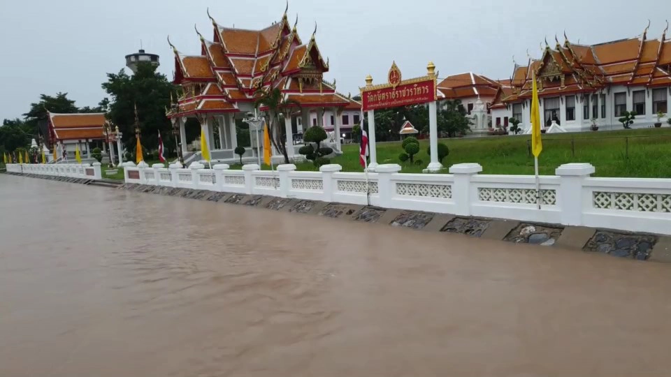 วัดดังริมแม่น้ำเจ้าพระยา เฝ้าระวังต่อเนื่องหลังระดับน้ำเพิ่มสูงขึ้น