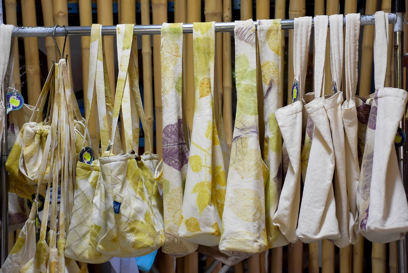 สวยเก๋นวัตกรรมผ้าโควา ย้อมสีธรรมชาติจากมูลวัวพิมพ์ลายด้วยสีใบไม้