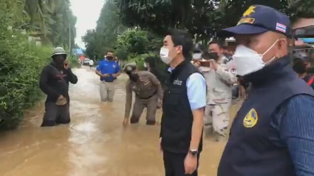 นอภ.ปักธงชัยลงพื้นที่ช่วยเหลือชาวบ้านน้ำท่วม50หลังคาเรือน