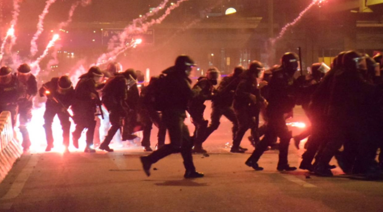 นึกว่าไม่มา! ม็อบทะลุแก๊สรวมตัวจุดพลุปาระเบิด ประทัดยักษ์ ใส่เจ้าหน้าที่